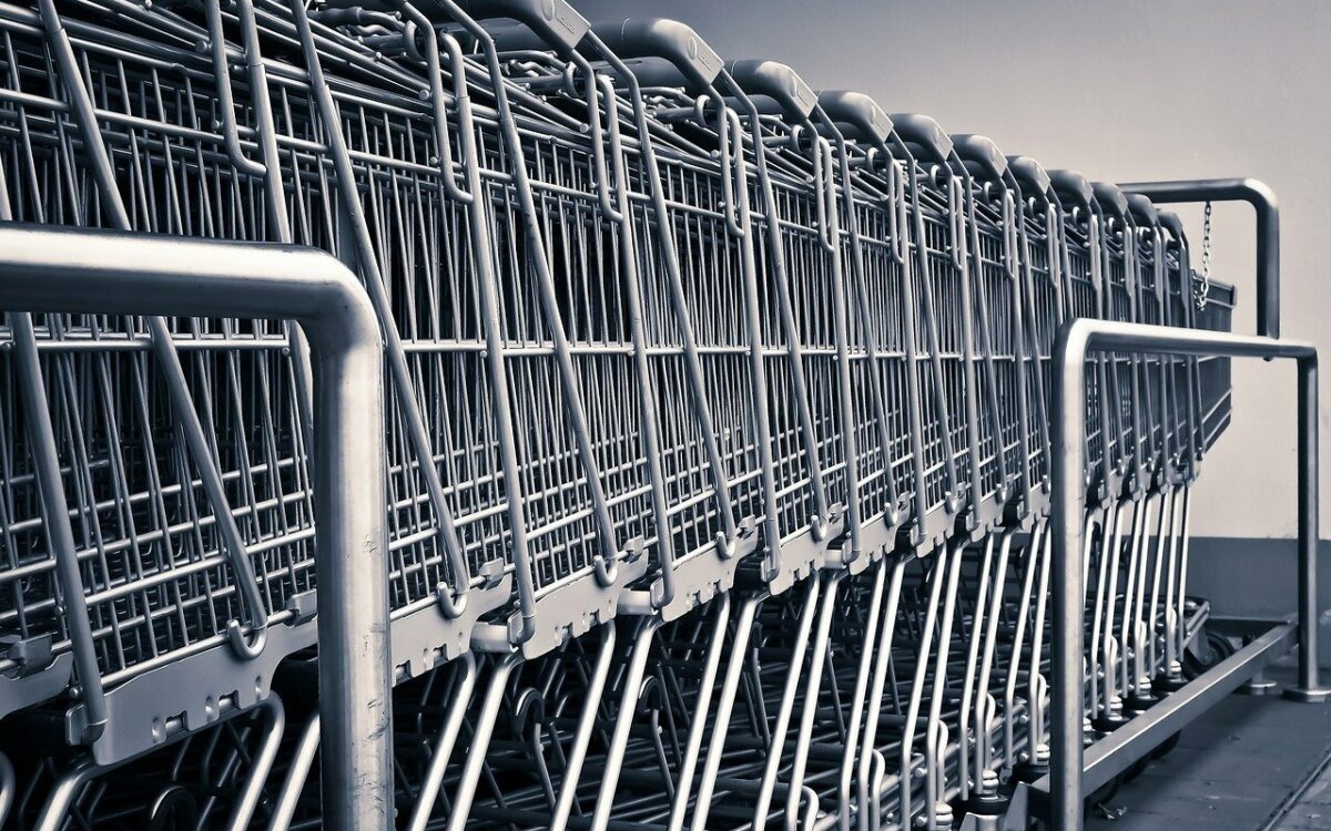 Viele Einkaufswägen stehen in einer Reihe im Supermarkt Viele Einkaufswägen stehen in einer Reihe im Supermarkt